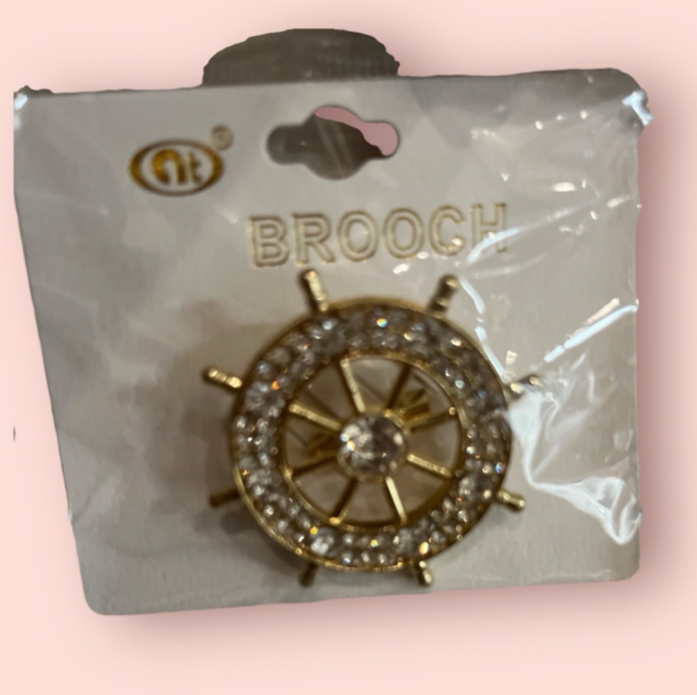 🥳 7/$10 CLEARANCE PRICE❣️ Helm Brooch Gold